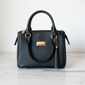 Black Purse frente mármol