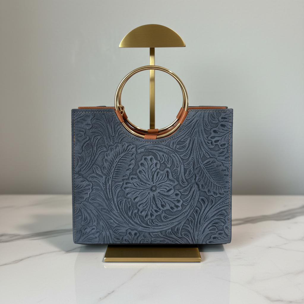 Bolsa azul en mármol blanco