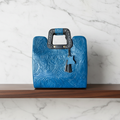 Bolsa azul stand madera mármol 2