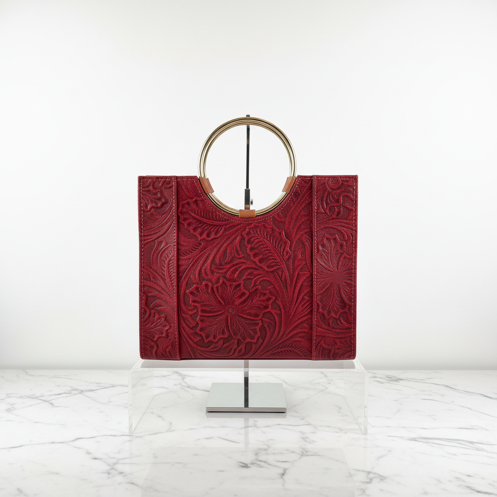 Bolsa roja en mármol blanco