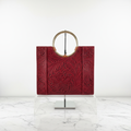 Bolsa roja en mármol blanco