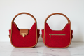 Bolsa roja - frente y atrás con mármol blanco