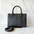 Bolsa Rectangular de Piel Negra - Panel Cincelado